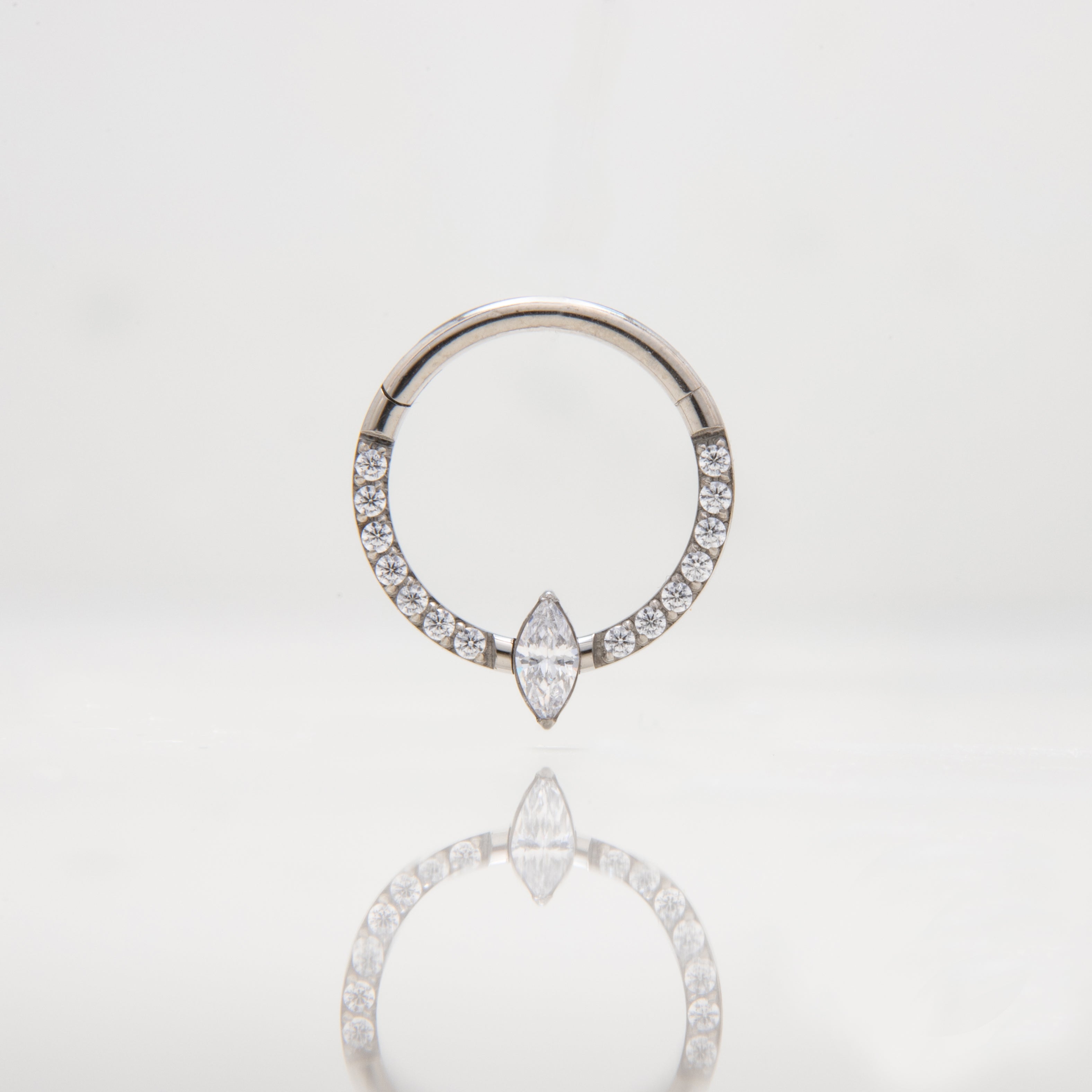 Ring - Maquise cirkon okružem manjim cirkonima debljine 1.2 mm - promjer 10 mm - Titan