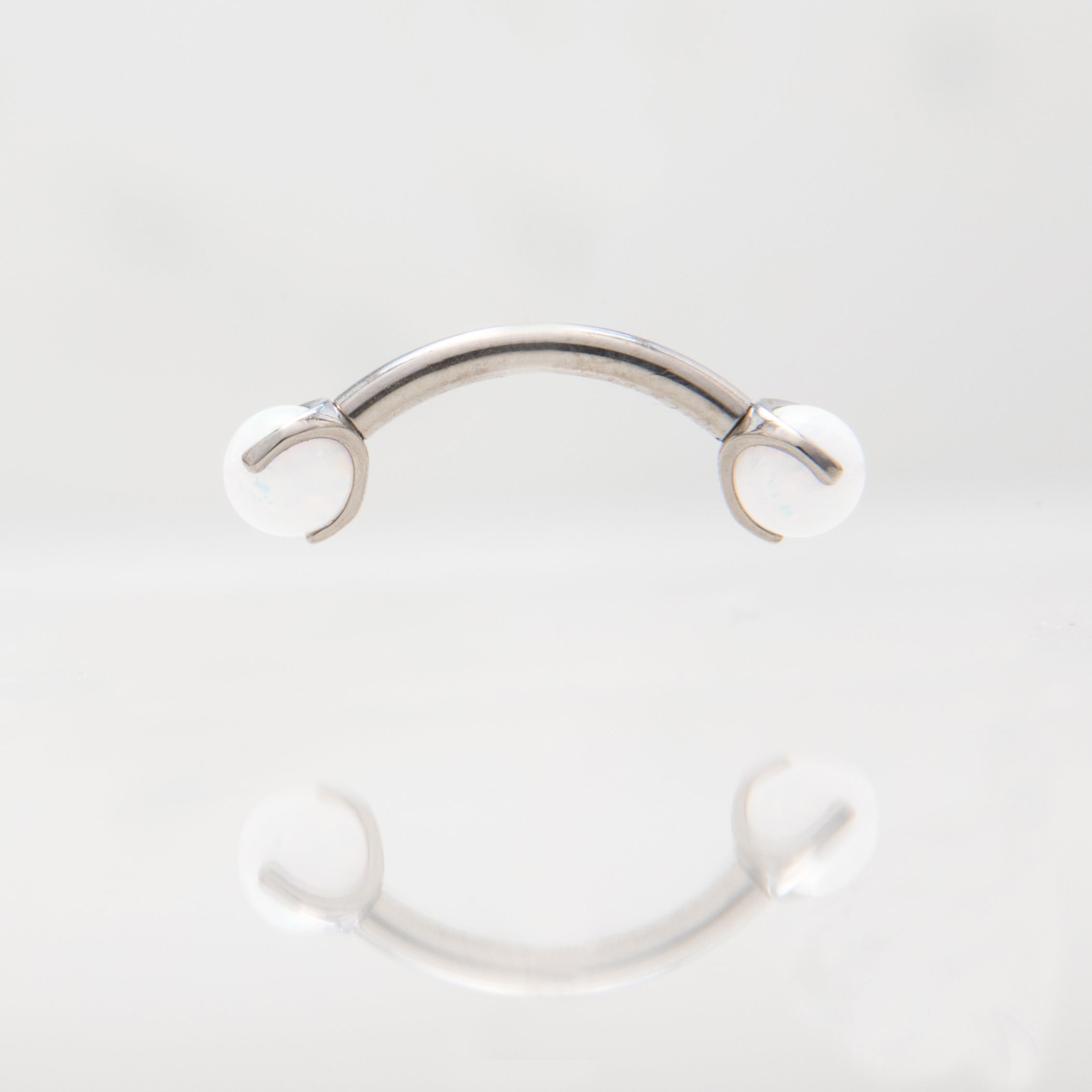 Banana - S bijelim okruglim opalom promjera 3 mm - 1.2 mm - Titan