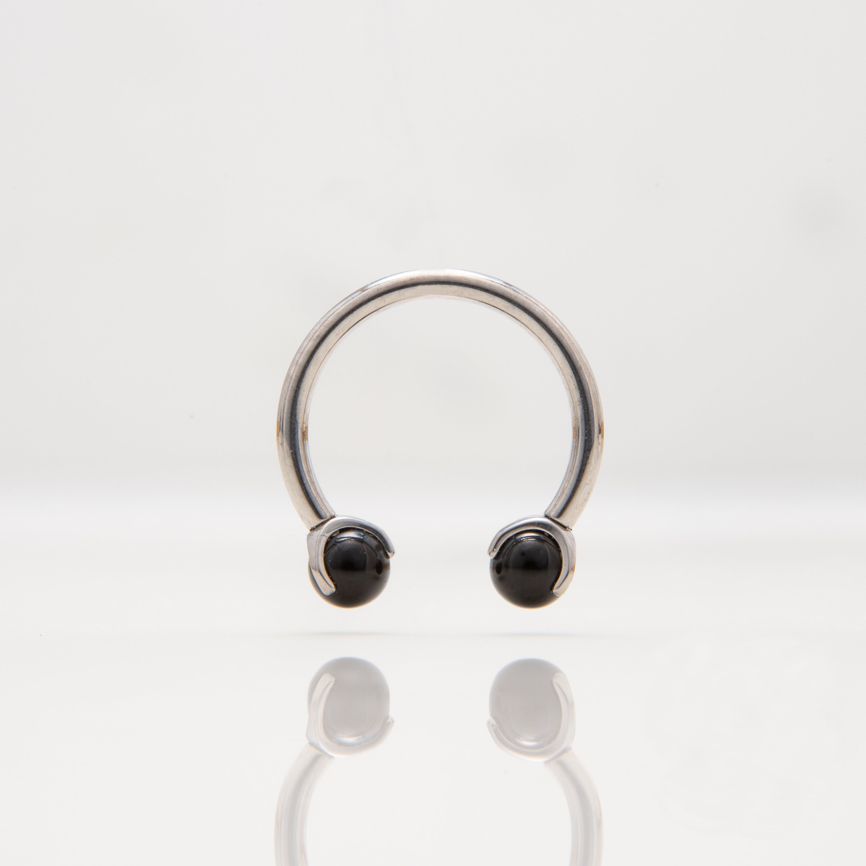 Potkova - S crnim okruglim kamenom promjera 3 mm - 1.2 mm - Titan