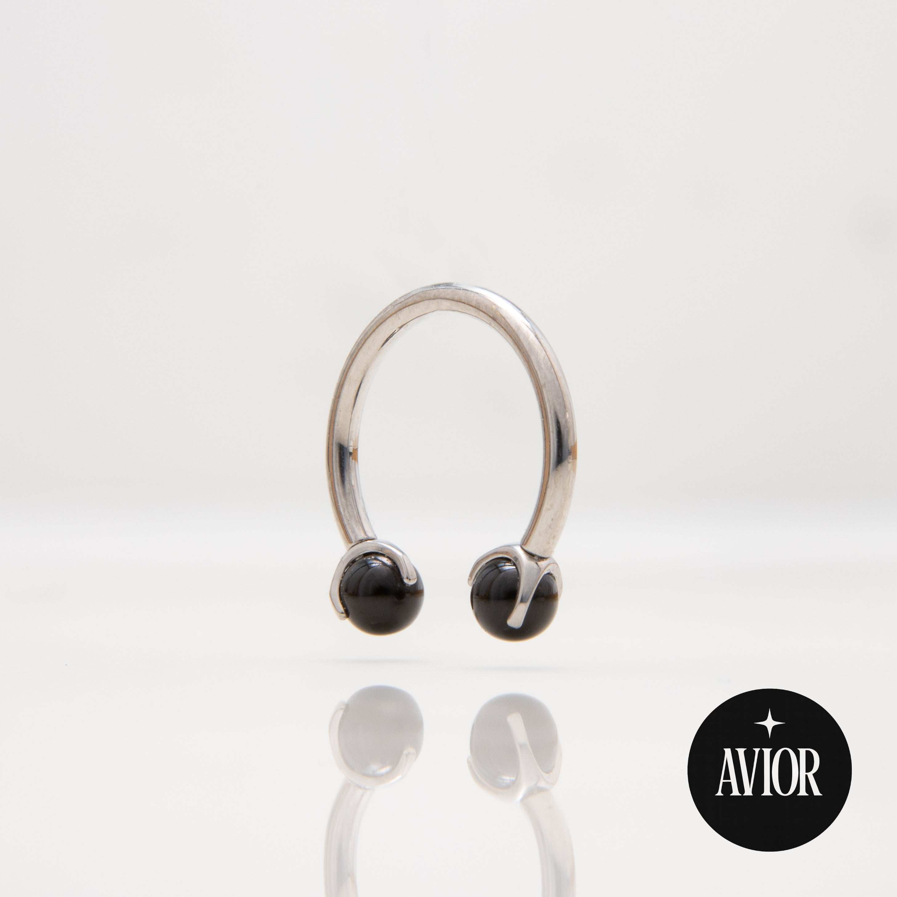Potkova - S crnim okruglim kamenom promjera 3 mm - 1.2 mm - Titan