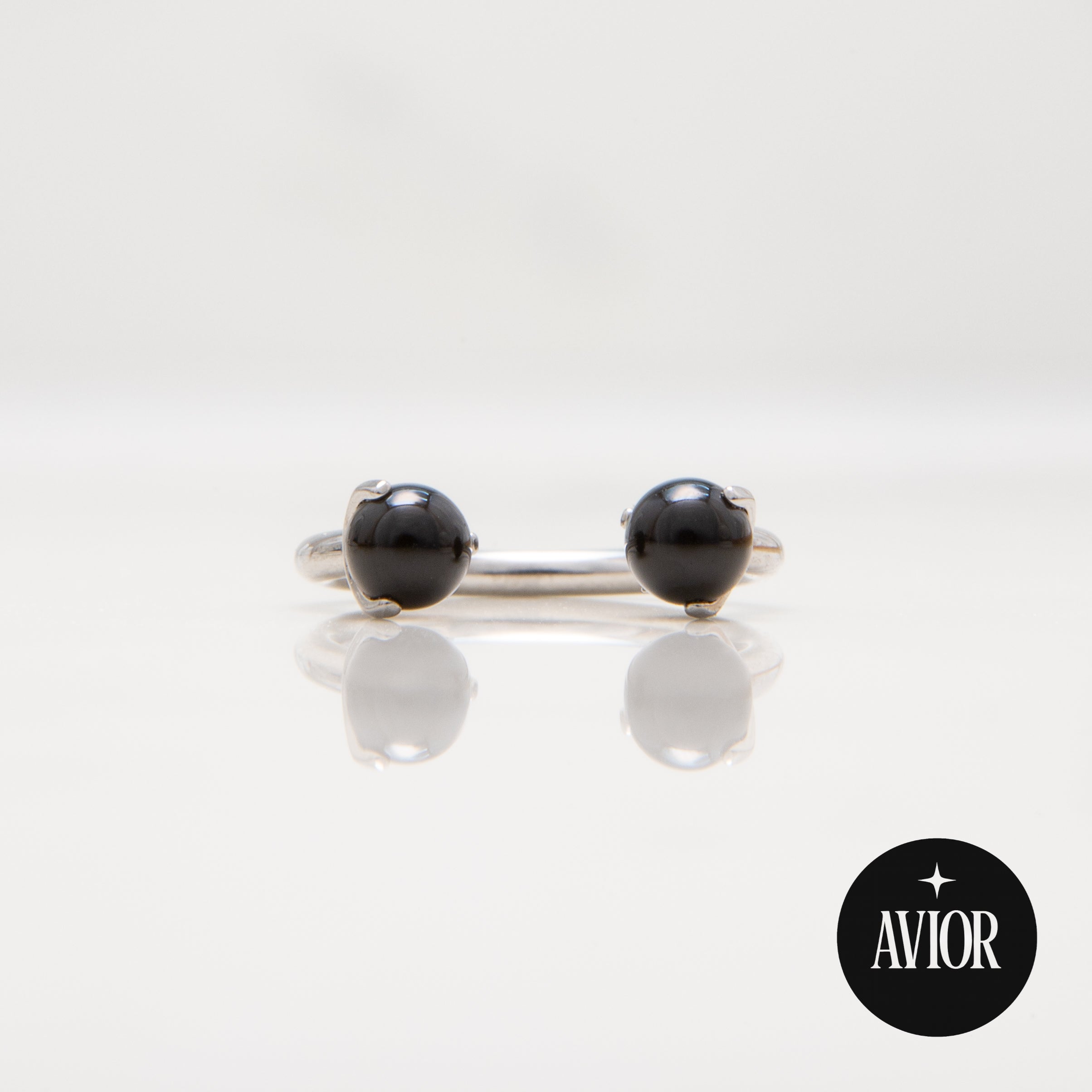 Potkova - S crnim okruglim kamenom promjera 3 mm - 1.2 mm - Titan