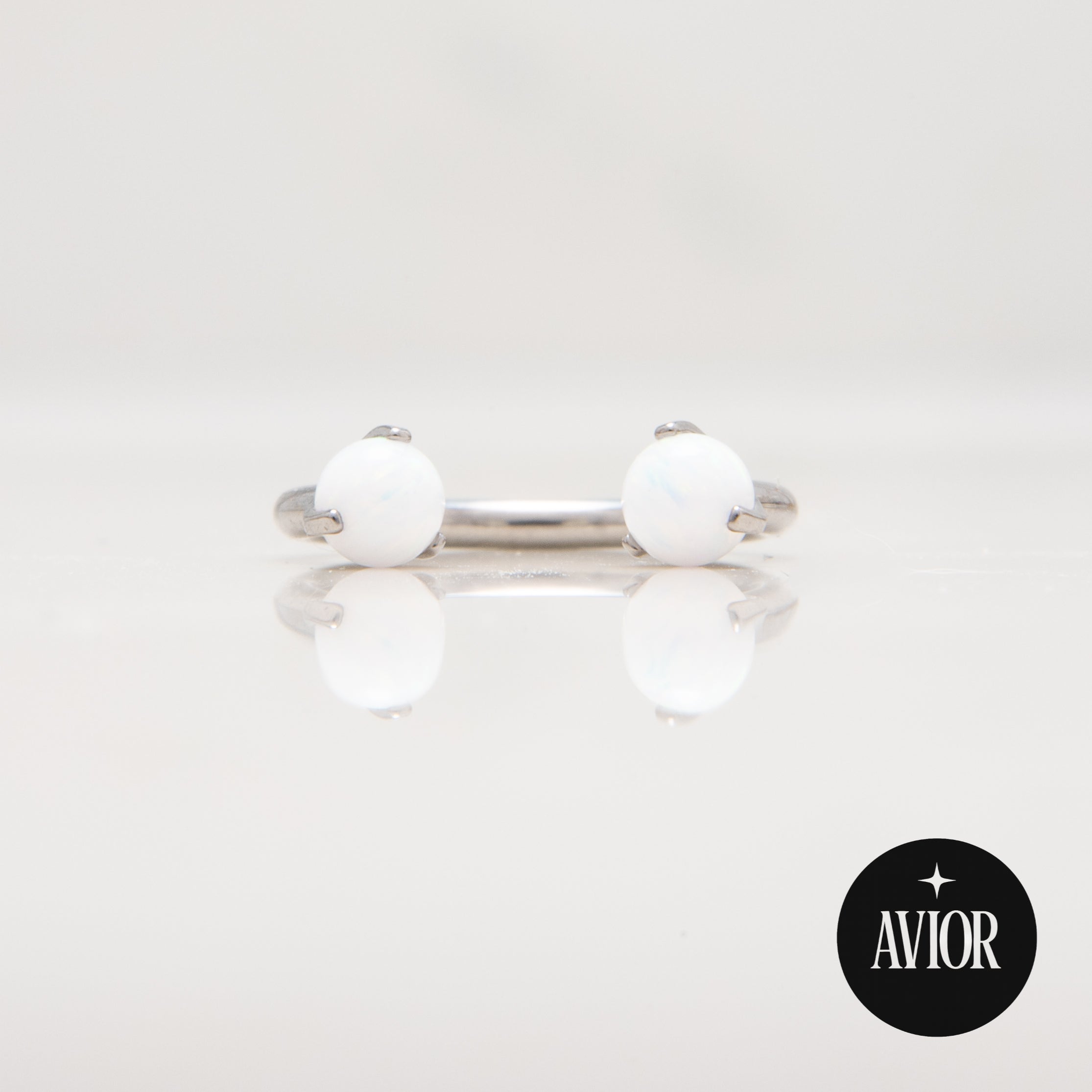 Potkova - S bijelim okruglim opalom promjera 3 mm - 1.2 mm - Titan